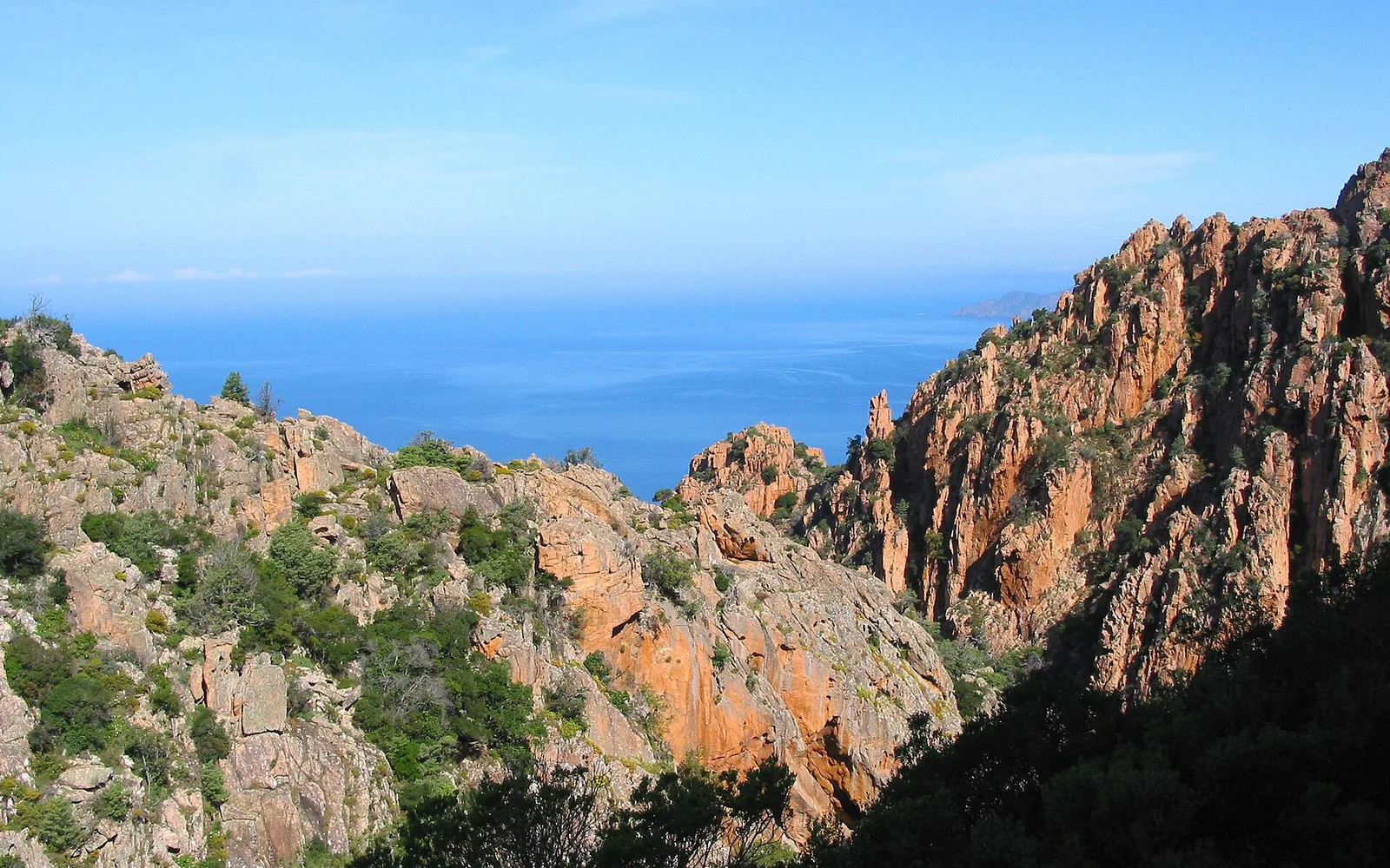 Paysage rocheux et mer en Corse
