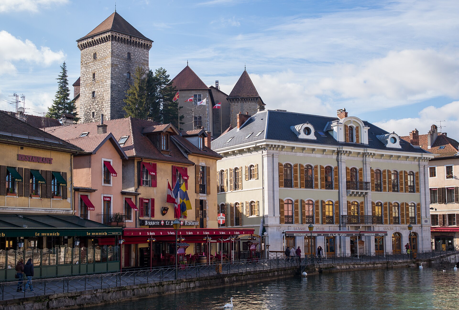 Vue de Annecy, les Bauges et le lac du Bourget pour préparer un séjour en Auvergne-Rhône-Alpes