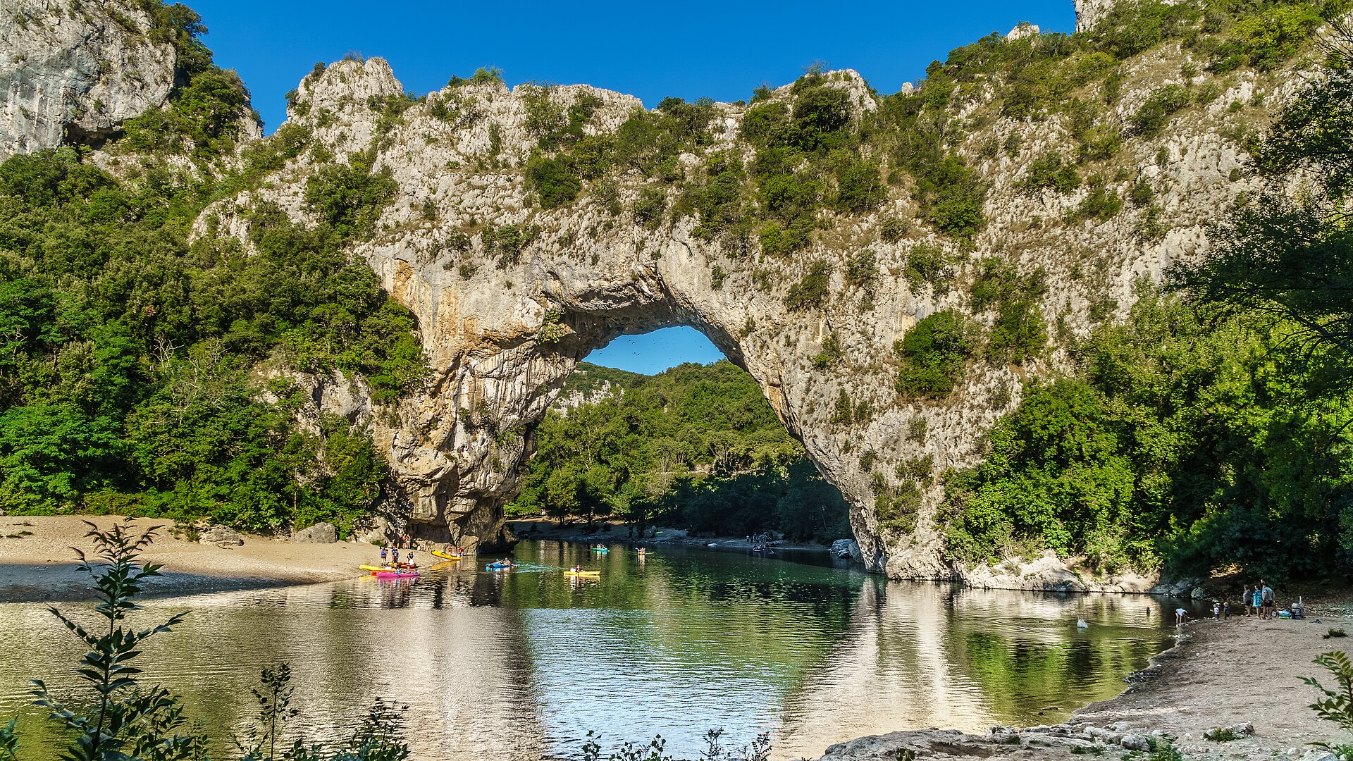 Vue de les gorges de l’Ardèche et Vallon-Pont-d’Arc pour préparer un séjour en Auvergne-Rhône-Alpes