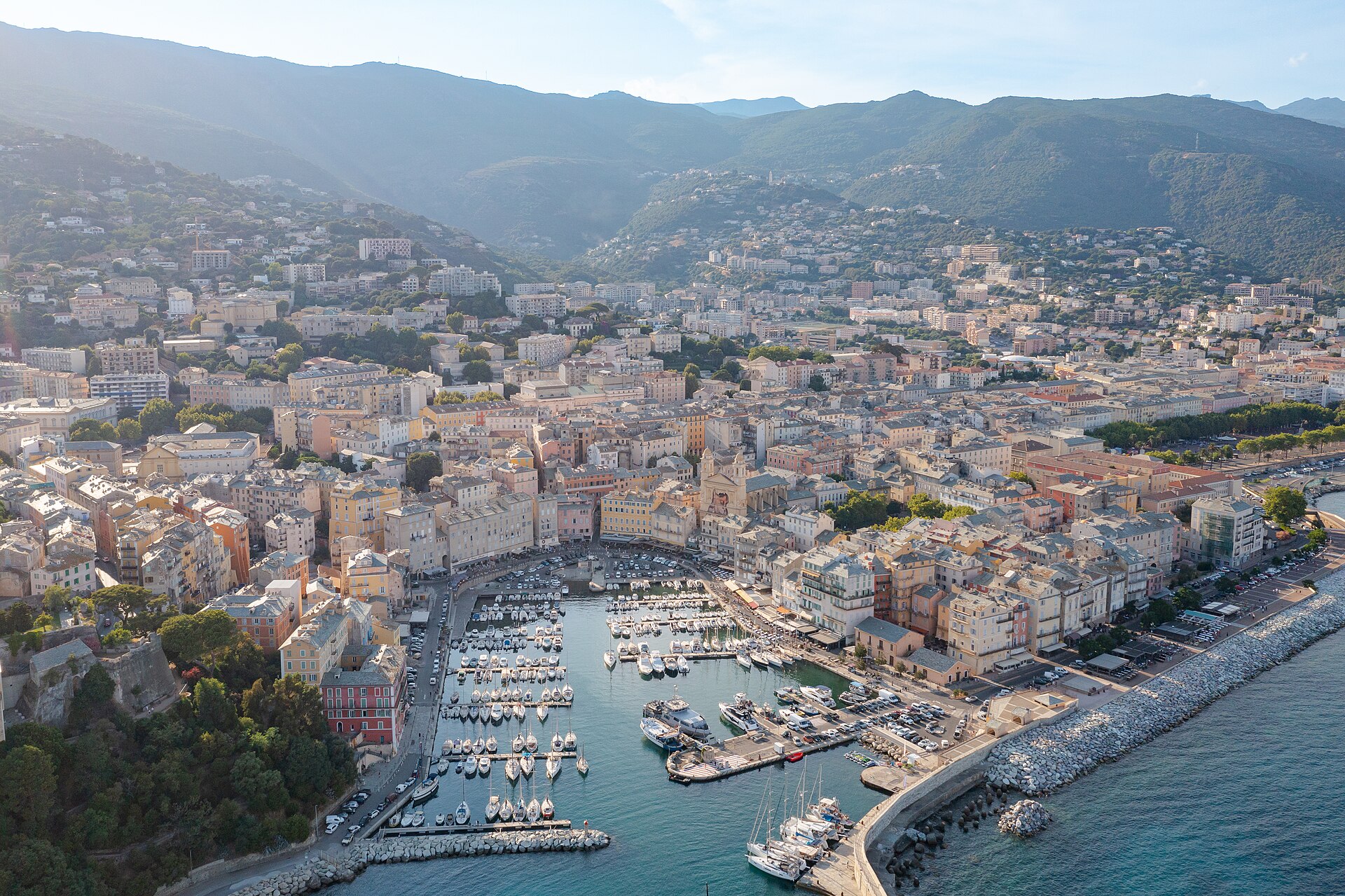 Vue de Bastia et le Cap Corse pour préparer un séjour en Corse