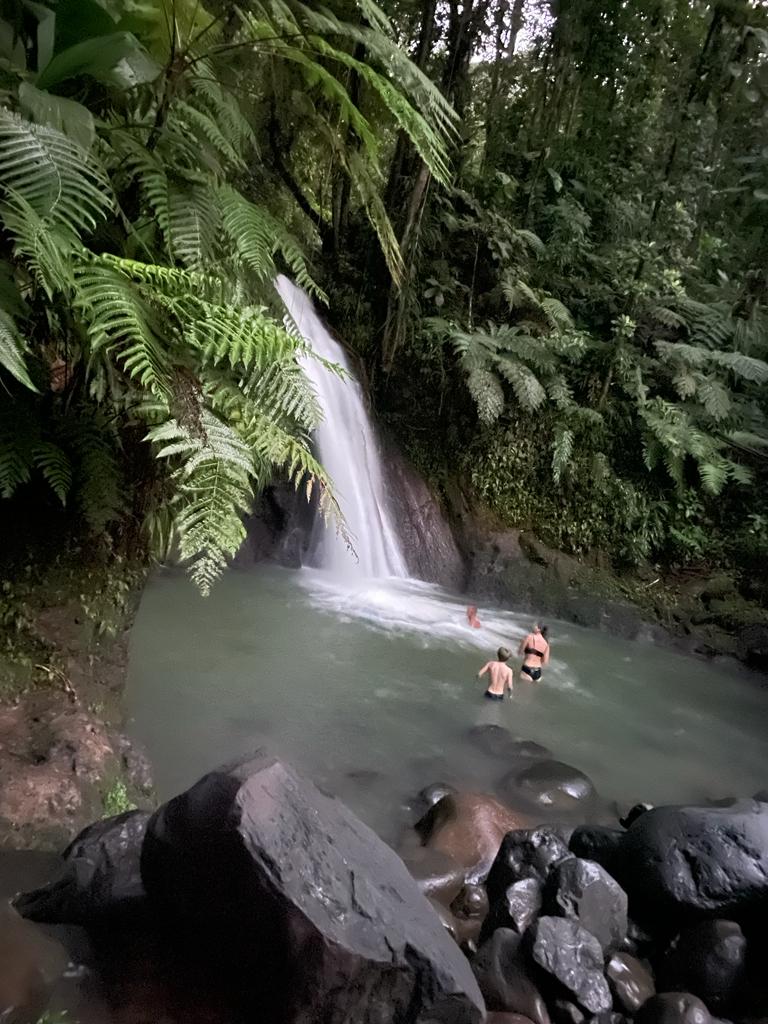 Vue de la route de la Traversée et les cascades de Basse-Terre pour préparer un séjour en Guadeloupe