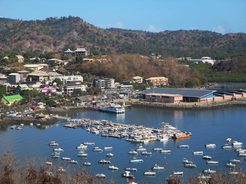 Vue de Mamoudzou, Dzaoudzi et la barge pour préparer un séjour en Mayotte