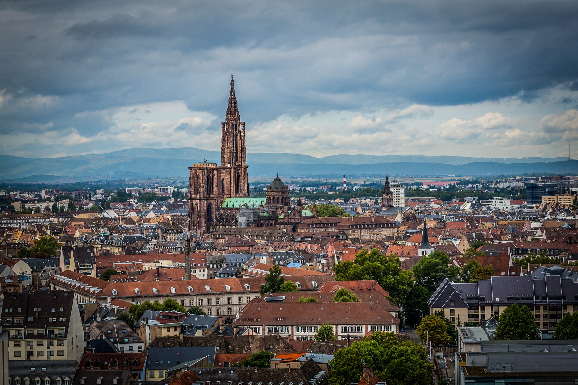 Vue de Strasbourg et la route des vins d’Alsace pour préparer un séjour en Grand Est