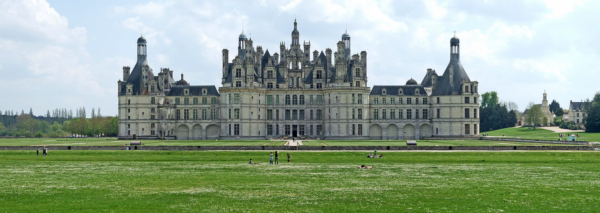 Château de la Loire entouré de jardins en Centre-Val de Loire