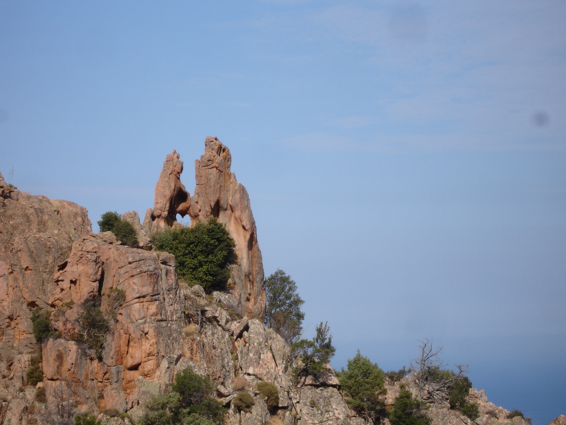 Calanques corses avec falaises et mer bleue
