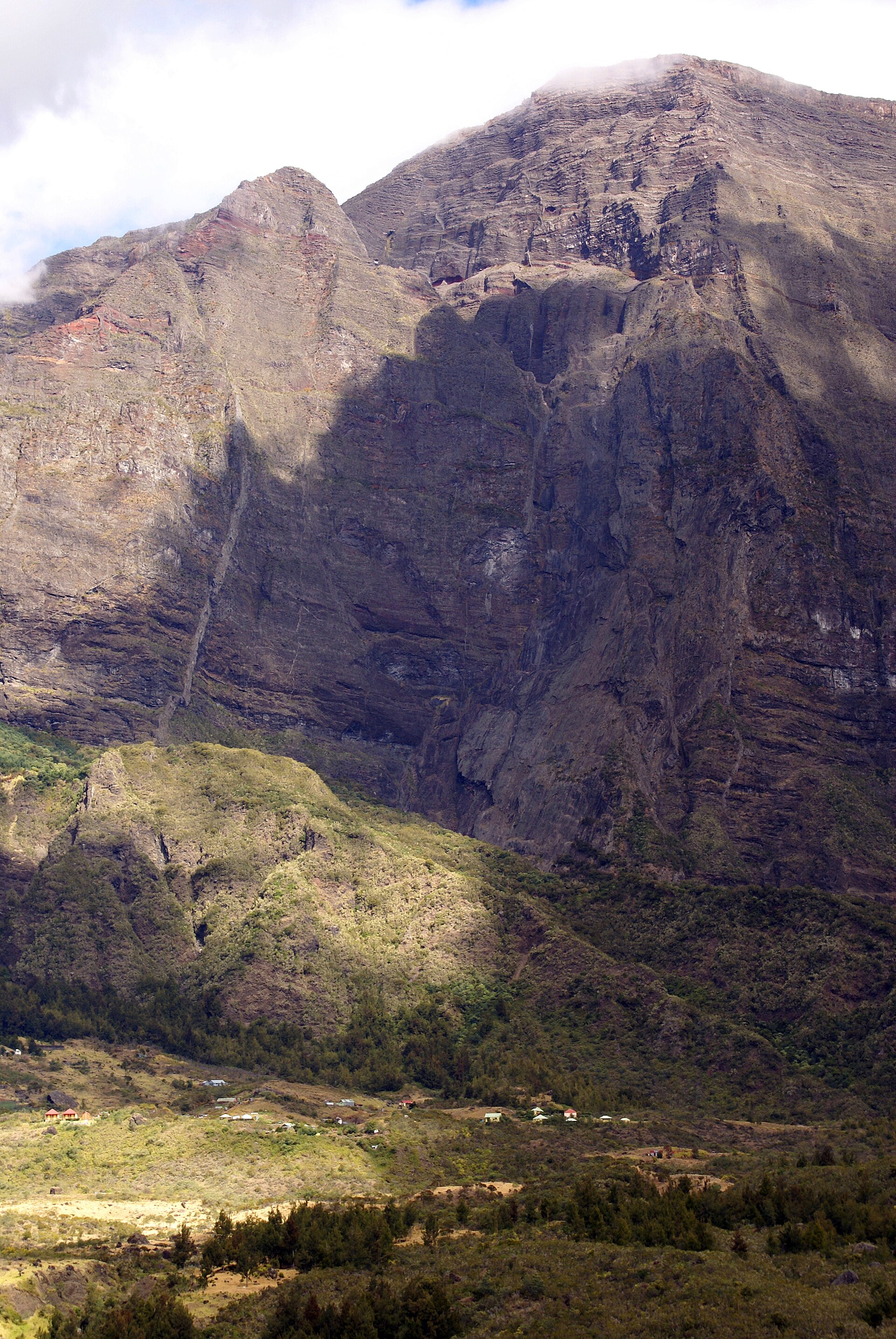 Cirque montagneux et volcan à La Réunion