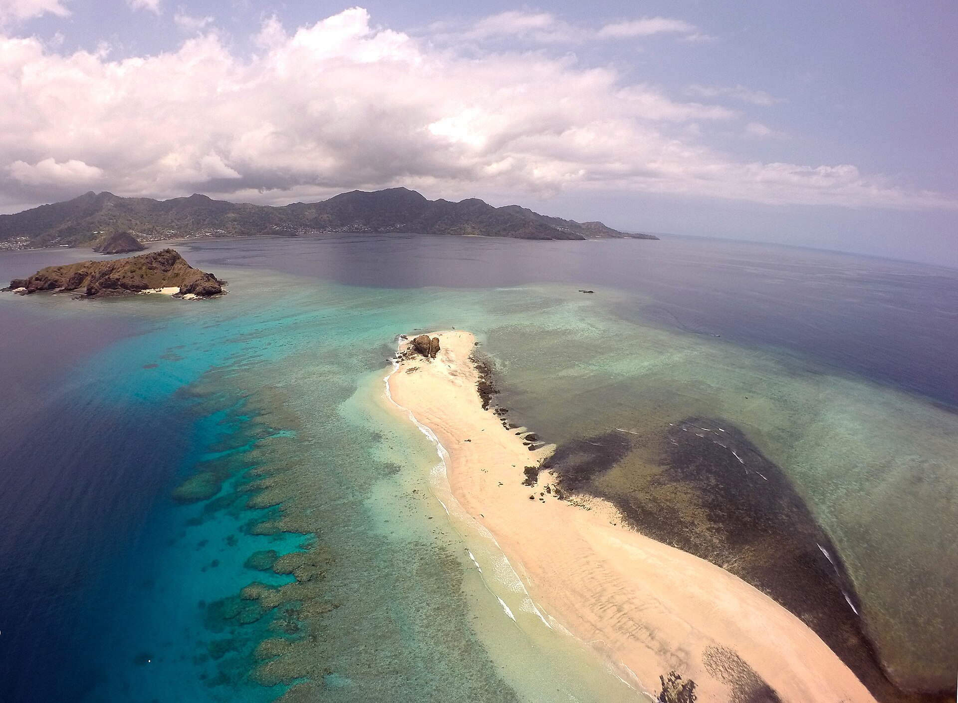 Lagon turquoise et îlot à Mayotte